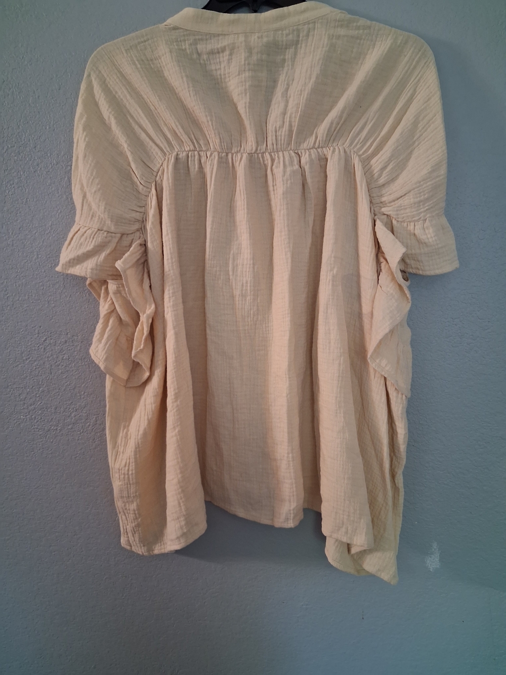 BiBi Cream Textured Button-Down Blouse with Ruffle Detail - Like new - No tags - Picture 5 of 6